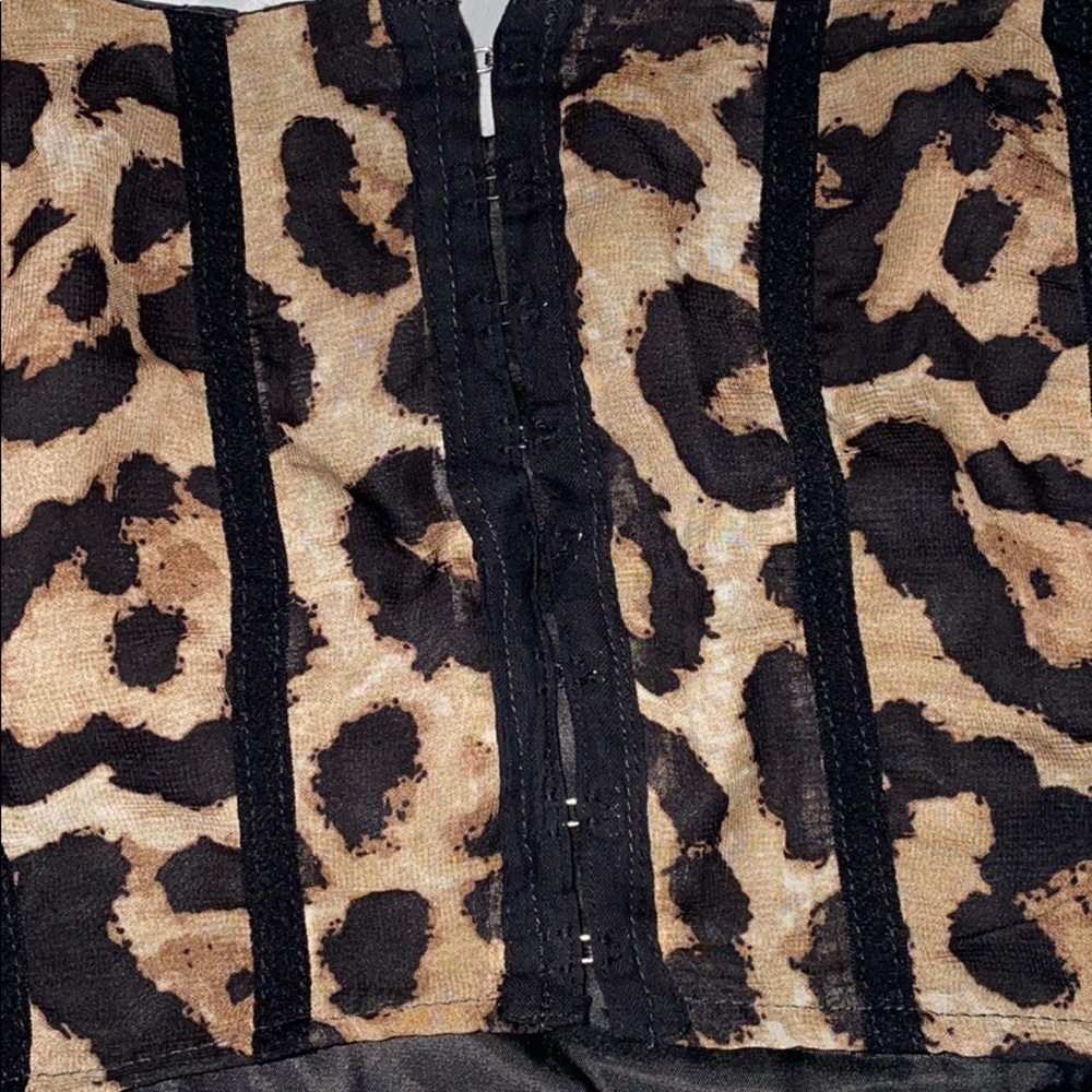 Leopard Crop Top!✨ - Picture 2 of 4
